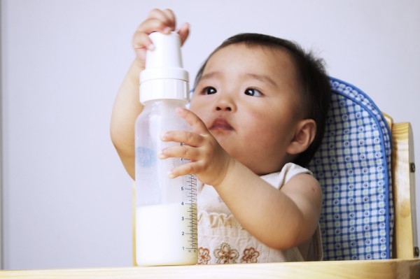 宝宝抗拒奶瓶、不喝奶粉怎么办呢？ 这几招帮你解决！